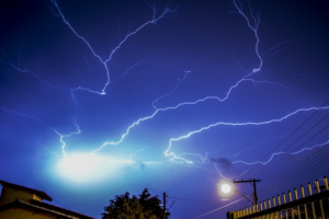 Penangkal Petir: Fungsi, Cara Kerja, Jenis, dan Cara Pemasangannya