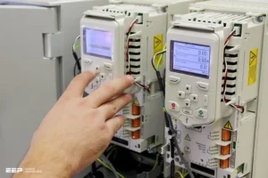Panduan untuk memilih Variable Frequency Drive (VFD) yang tepat untuk aplikasi motor.